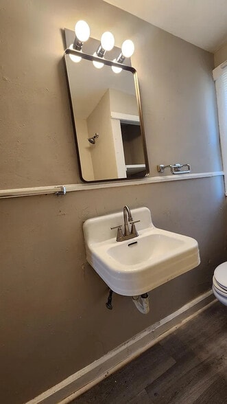 Building Photo - Room in Duplex on M.L.K. Jr Dr SW