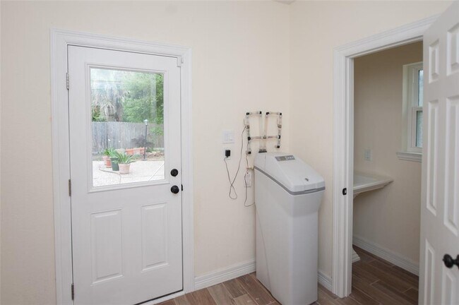 Building Photo - 738 Plainwood Dr