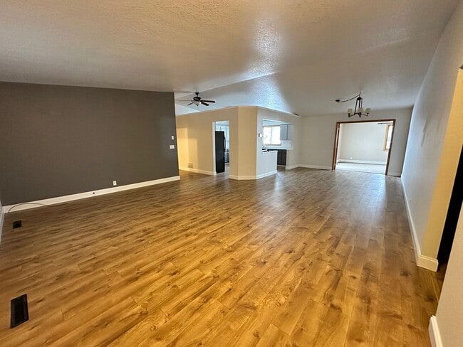 Building Photo - Lovely 3 Bedroom 2 Bath home in great location