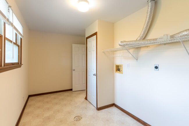 Building Photo - 2701 Poppy Way