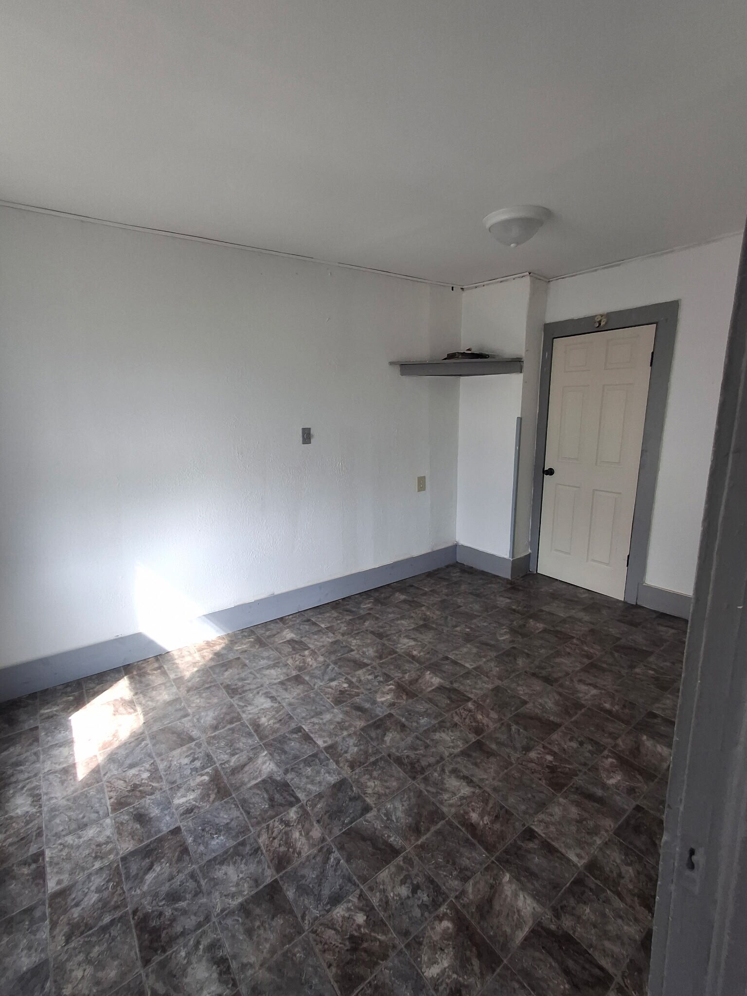 Building Photo - 1558 N Main St