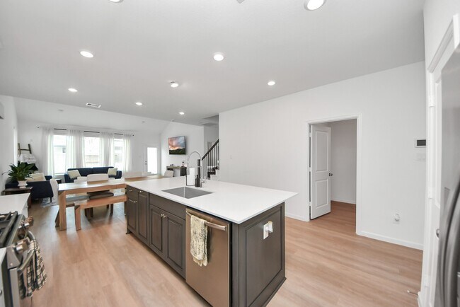 Building Photo - 4946 Sky Blf Dr