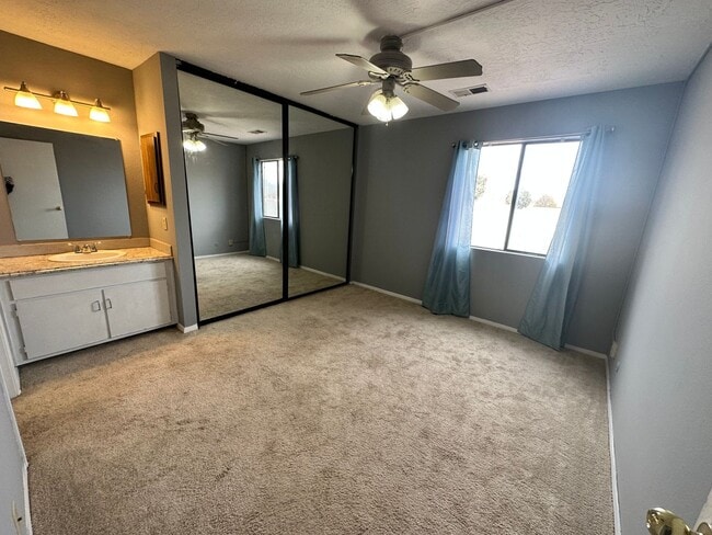 Building Photo - 3 Bedroom 2 Bathroom New flooring