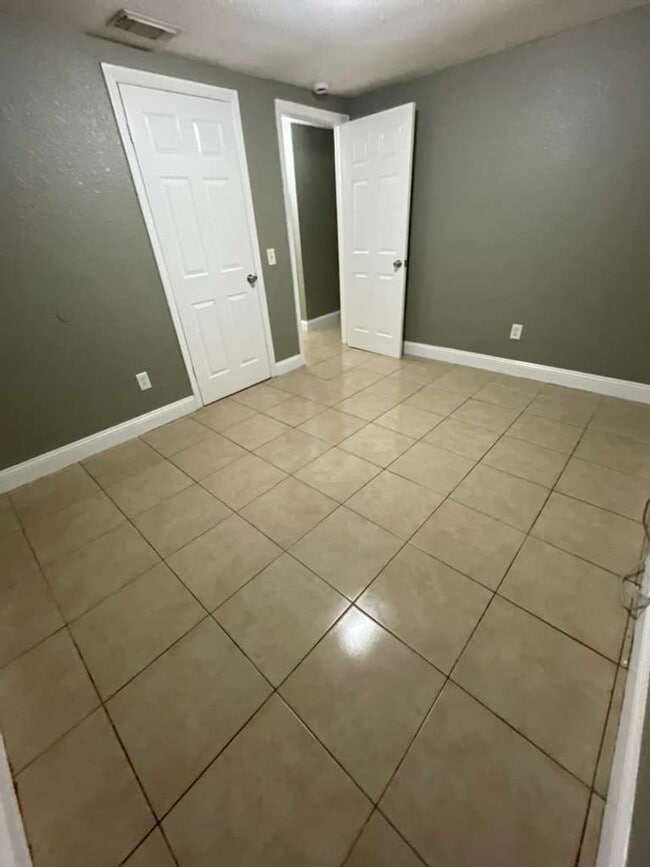 Building Photo - Palm River 2/1 Duplex- Move-In Ready! Apply FOR FREE today!