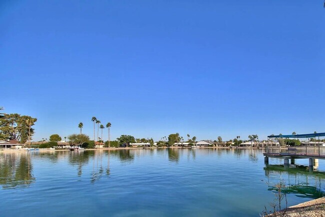 Building Photo - 10747 W Hope Dr