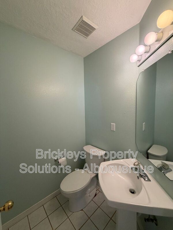 Building Photo - 6517 Glen Oak NE