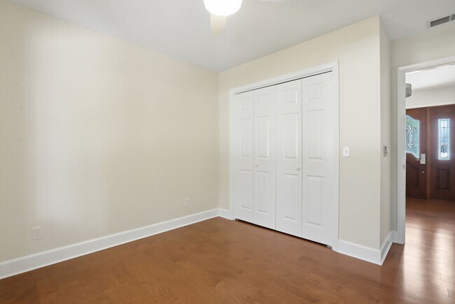 Building Photo - 5 Fairlawn Ct