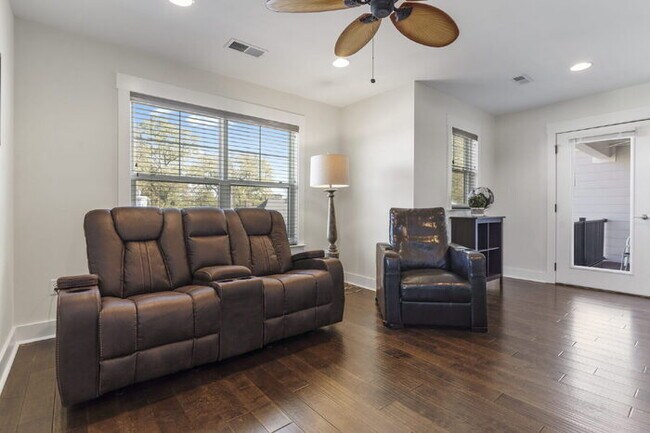 Building Photo - Luxurious 4-Bed Townhouse with Fireplace &...