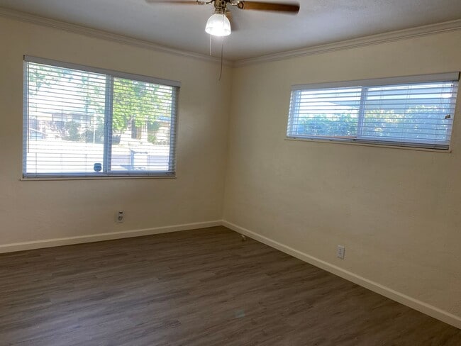 Building Photo - 3 Bedroom 2 Bath in Mature Neighborhood fo...