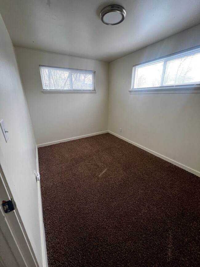 Building Photo - Adorable Three Bedroom One Bathroom Single Car Garage