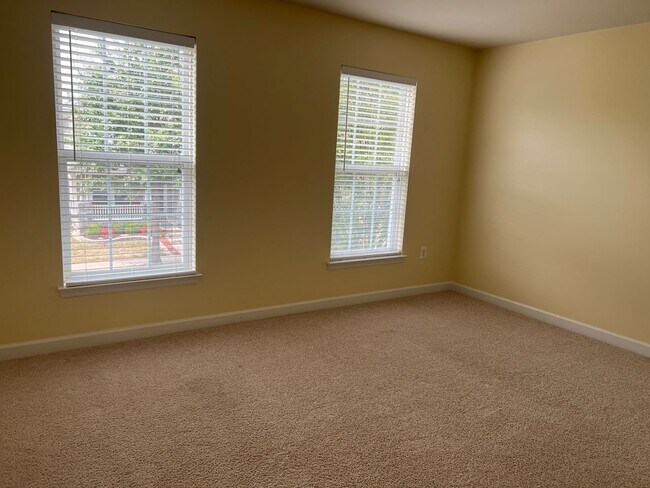 Building Photo - Sought after Idlewild Community