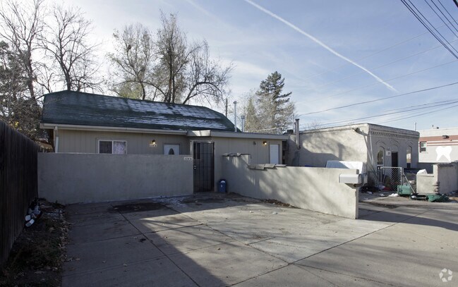 Primary Photo - 124-126 E Evans Ave