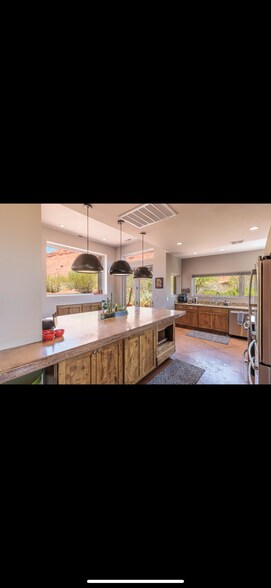 Building Photo - 384 W Brittlebush Way