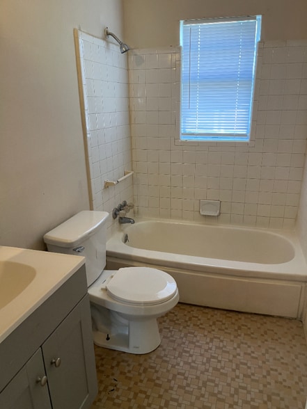 Building Photo - 709 Hall St