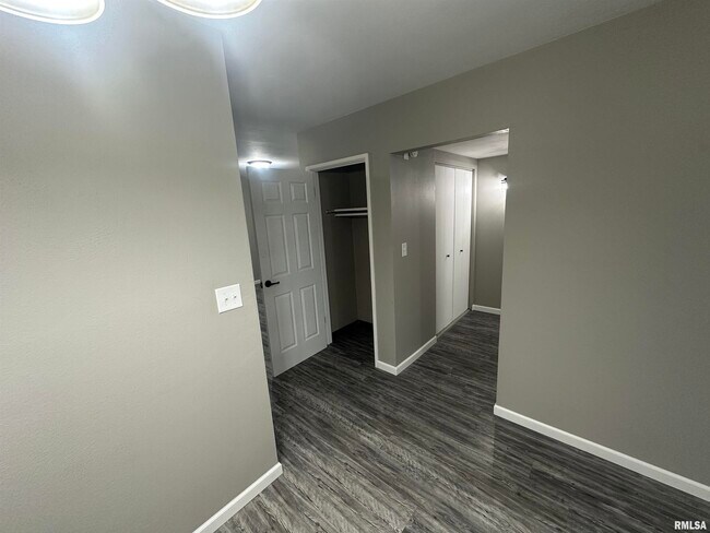 Building Photo - 2915 W Cannes Dr