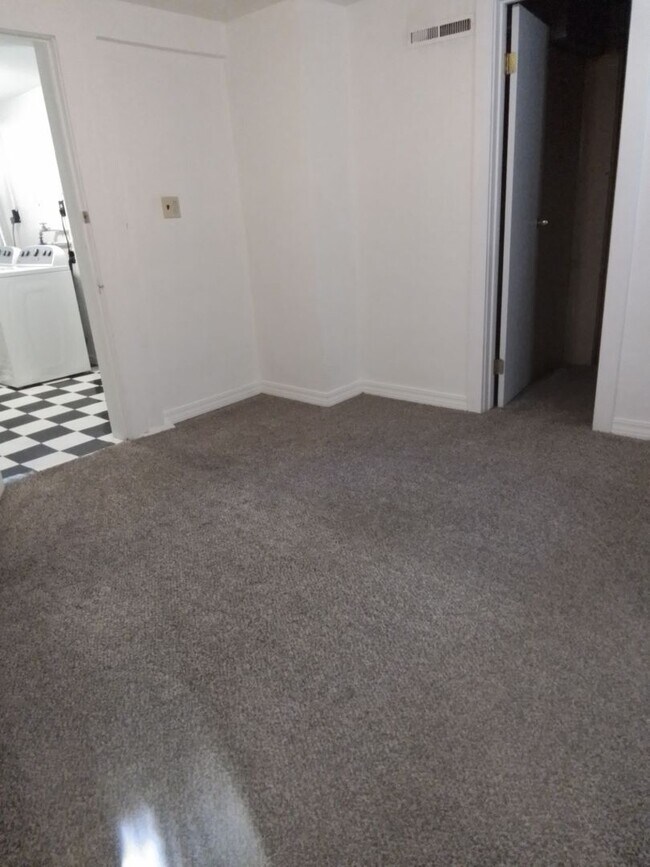 Building Photo - 4 Bedroom close to downtown, bike and walk...