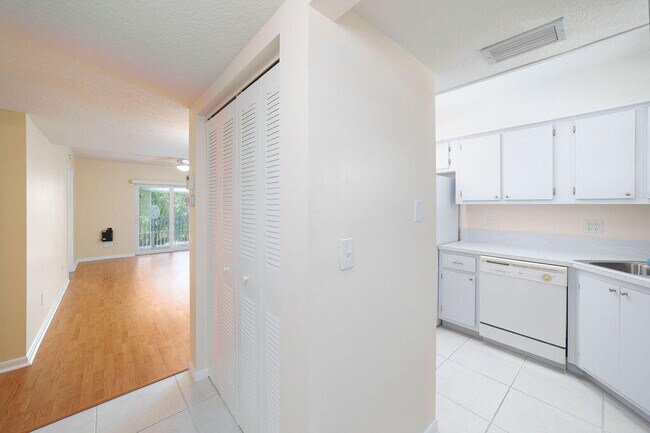 Building Photo - 18081 SE Country Club Dr