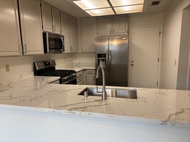 Building Photo - Convenient Location Walk to Downtown Pleasanton