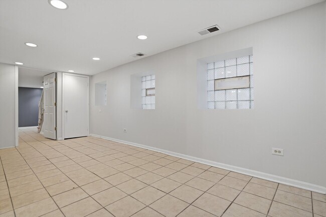 Building Photo - 4335 N Sacramento Ave