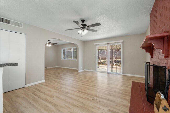Building Photo - For Rent with Move-in Special ($1,200 off Base Rent ) | 3 Beds 2 Bath | 2 Car Garage |  NE Height...
