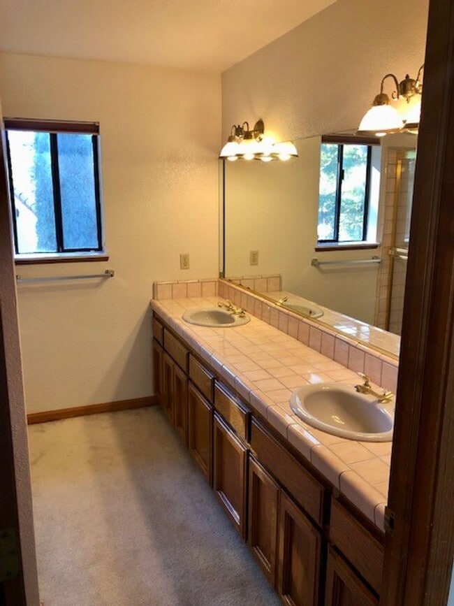 Building Photo - Spacious 4 bedroom 3 bath home in Folsom