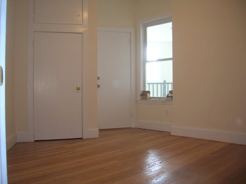 Building Photo - 520 Medford St