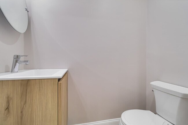 Building Photo - 192 Main St