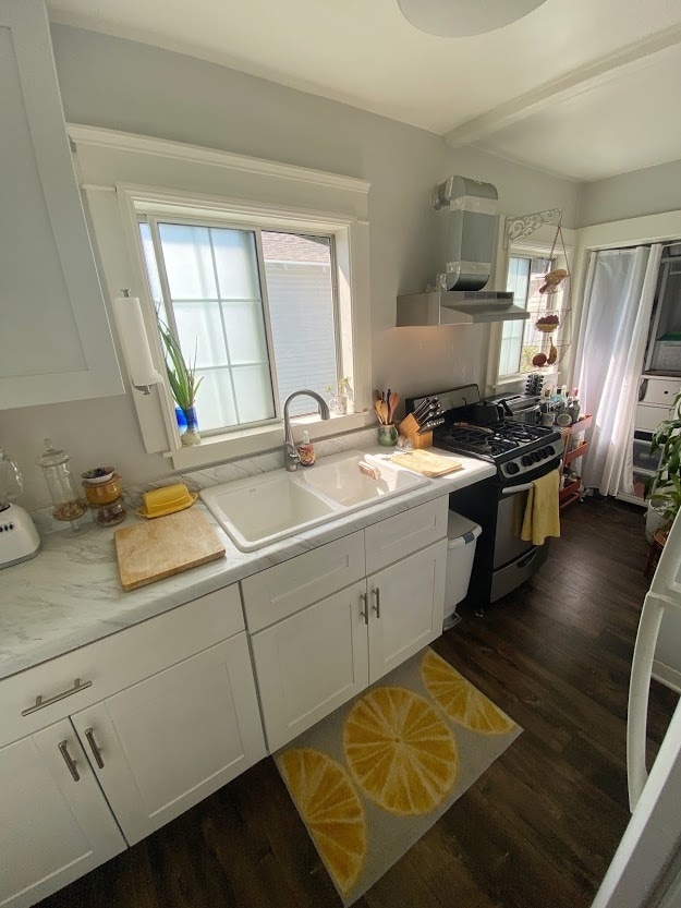 Kitchen, on left through doorway when walking through front door - 1644 Mohawk St
