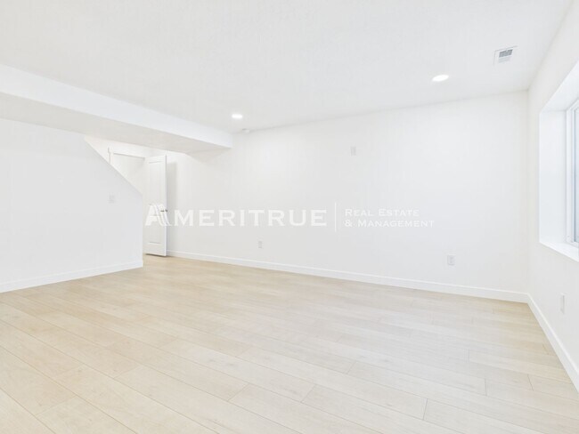 Building Photo - 1868 E 640 N