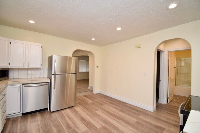 Building Photo - Remodeled 2 Bedroom Home in Salt Lake City!