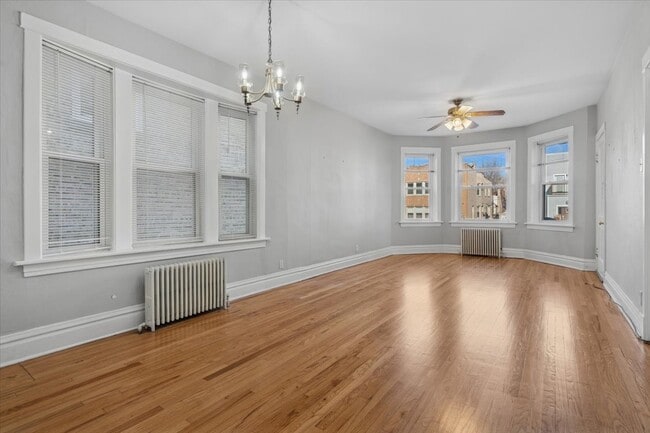 Building Photo - 5033 W Cullom Ave