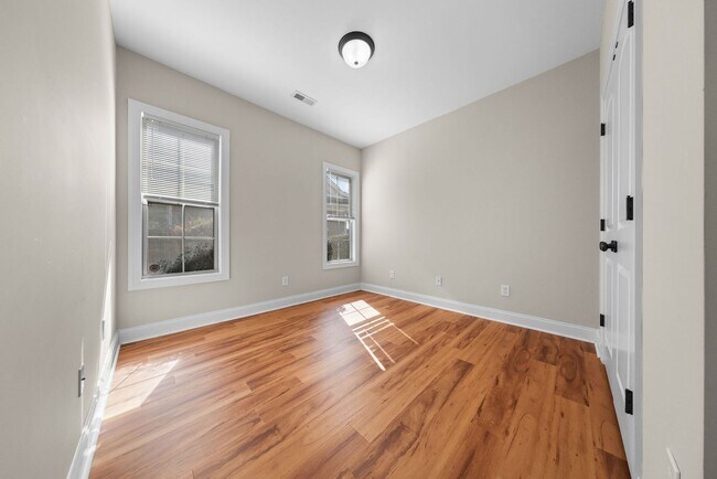Building Photo - ~ COMPASS POINTE ~