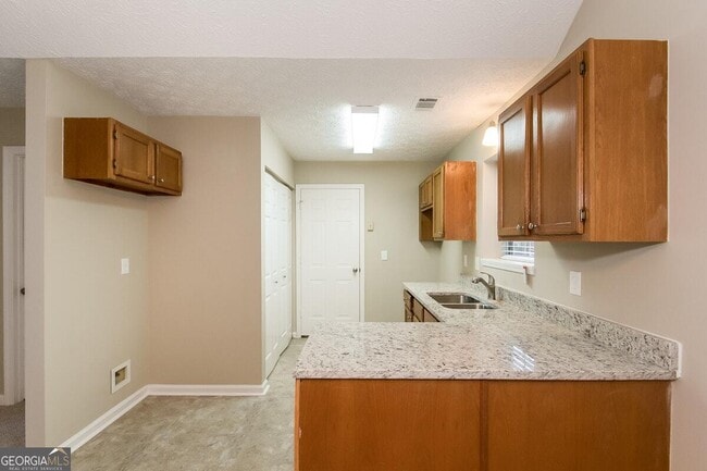 Building Photo - 1136 Oakwood Manor Ct