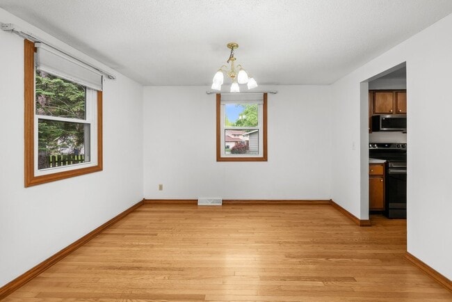 Building Photo - 3129 Windsor Dr