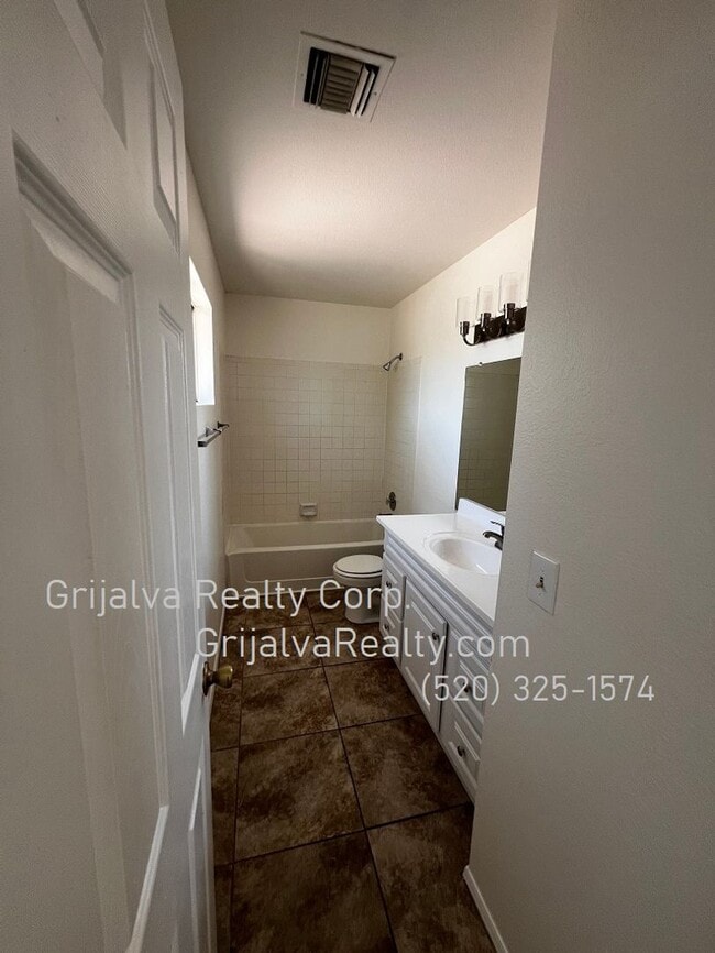 Building Photo - 3 Bedroom, 2 Bath House for Rent Northwest...