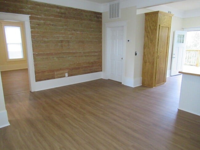 Building Photo - 609 N Aycock St