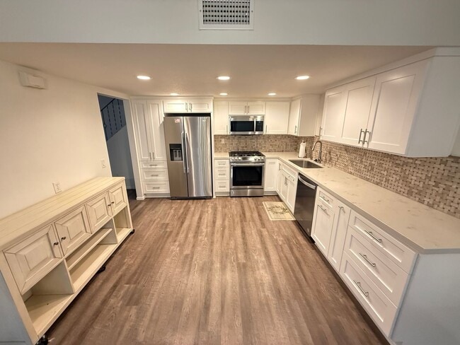 Building Photo - Beautiful 4-Bedroom Home in the Heart of Valencia!