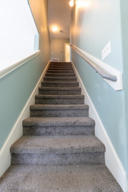 Building Photo - 623 Hollandbridge Ln