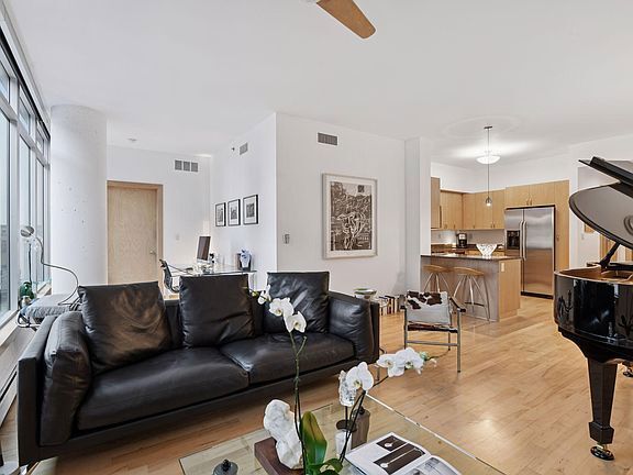 Building Photo - 215 10th Ave S