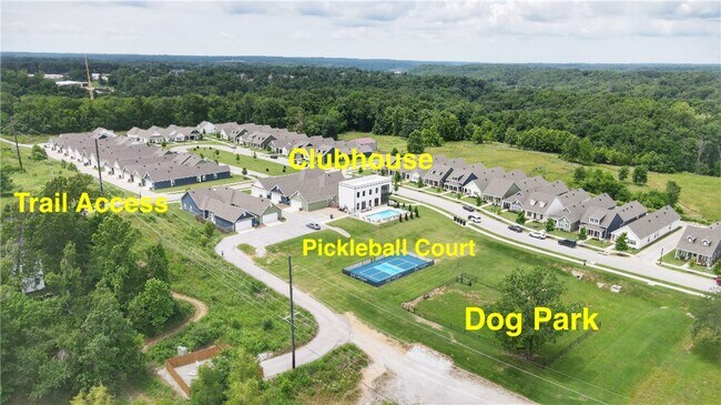 Building Photo - 830 NE Hts Ln