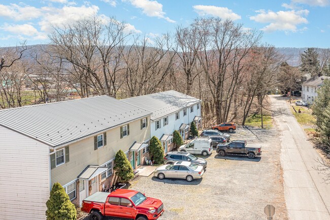 Building Photo - Welcome to our cozy 2-bedroom, 1-bathroom ...