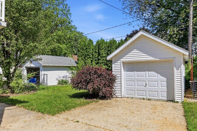 Building Photo - 3 Bedroom Fond Du Lac House