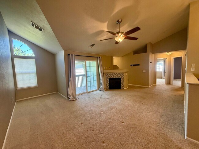 Building Photo - Spacious, Updated 2BR / 2 BA Condo in Gated Community!