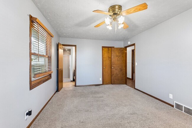 Building Photo - Sun Room!