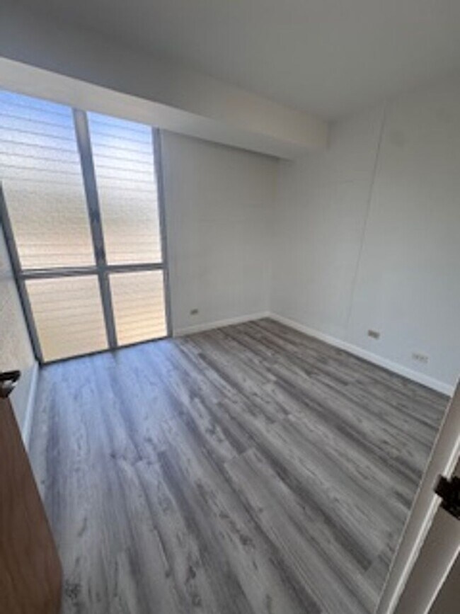 Building Photo - 1603