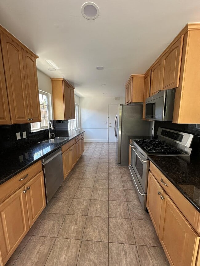 Building Photo - 467 Luther Dr