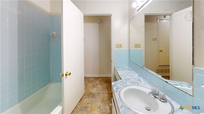 Building Photo - 911 S 27th St