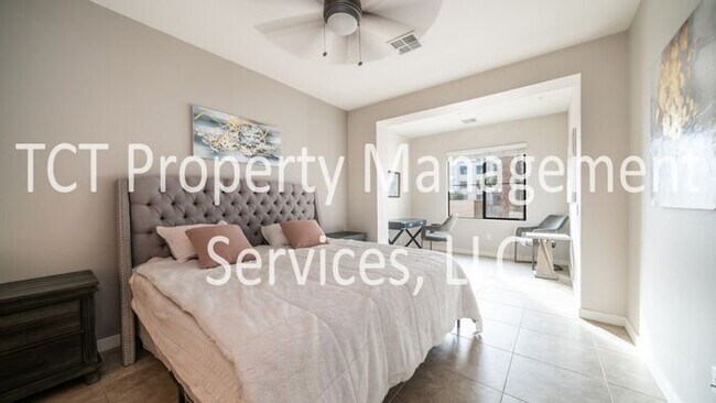 Building Photo - Stunning 1 Bedroom with Pool View