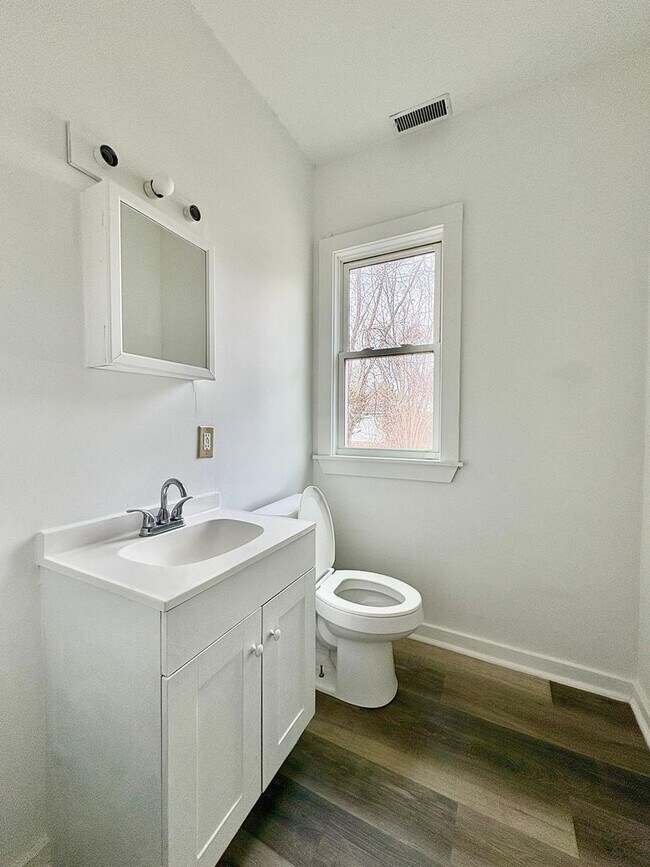 Building Photo - 2117 Bertrand St