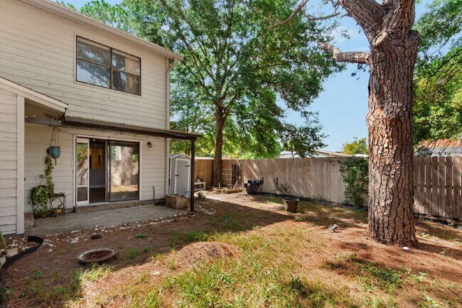 Building Photo - "Charming 2-Bed Townhouse Retreat in Fort ...